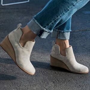 Very Light Gray Camo Suede Tom’s Kallie Wedge Boot 9-